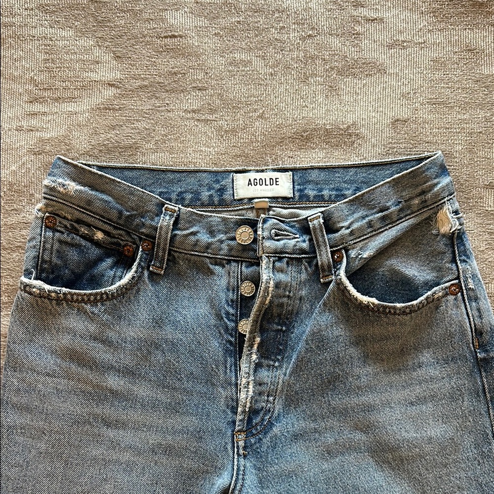 Medium-Light Wash Straight-Cut Jeans with Vintage-Inspired Fading